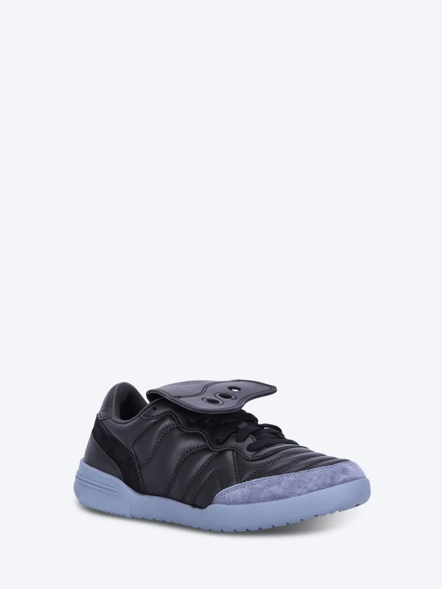 586i s sneakers